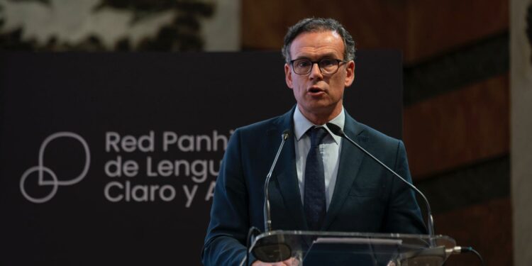El Gobierno de Canarias presenta el Proyecto Entender en la Real Academia Española
