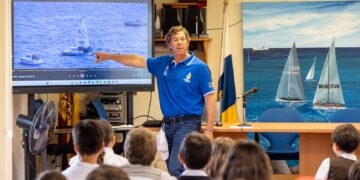 La vela latina canaria acerca su tradición e historia a un centenar de estudiantes grancanarios