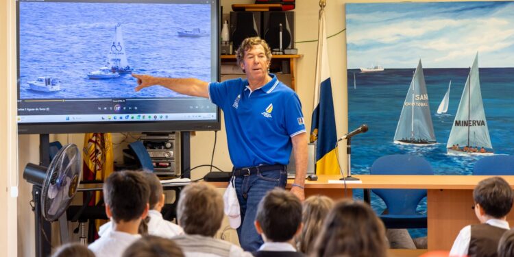La vela latina canaria acerca su tradición e historia a un centenar de estudiantes grancanarios