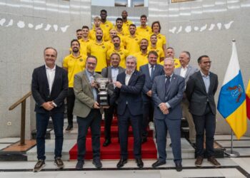 Clavijo celebra con el CV Guaguas la conquista de su cuarta Superliga masculina de voleibol consecutiva