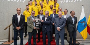Clavijo celebra con el CV Guaguas la conquista de su cuarta Superliga masculina de voleibol consecutiva