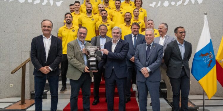Clavijo celebra con el CV Guaguas la conquista de su cuarta Superliga masculina de voleibol consecutiva