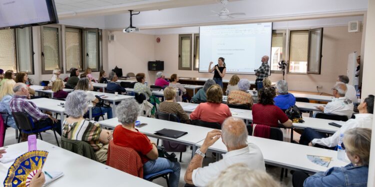 Bienestar Social impulsa los estudios universitarios entre la población mayor de Canarias