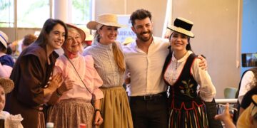 300 mayores de Santa Cruz de Tenerife celebran las tradiciones canarias con bailes y música folclórica