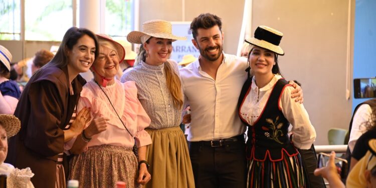 300 mayores de Santa Cruz de Tenerife celebran las tradiciones canarias con bailes y música folclórica
