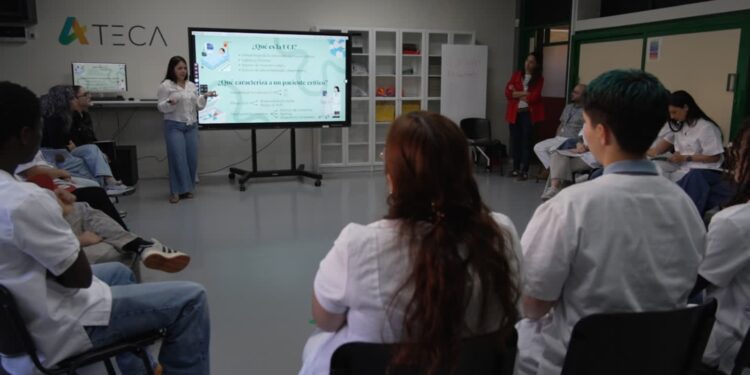 La Escuela de Enfermería de La Candelaria forma en situaciones hospitalarias reales con IA a estudiantes