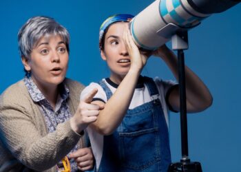 Teatro familiar para entender el duelo: ‘Elara, un viaje a las estrellas’ despega desde el Espacio La Granja