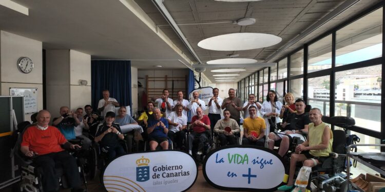 El Gobierno de Canarias impulsa la actividad física entre pacientes con lesión medular con tenis de mesa adaptado