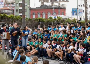 El proyecto Un timple en mi cole celebra su fin de curso con un multitudinario pasacalles en Triana