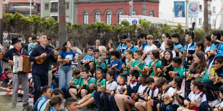 El proyecto Un timple en mi cole celebra su fin de curso con un multitudinario pasacalles en Triana