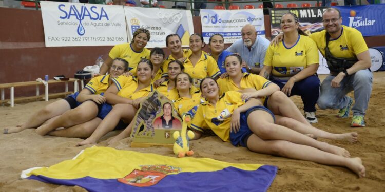 Gran Canaria conquista los títulos de lucha canaria y el Rocasa y el San José Obrero en balonmano en Edad Escolar