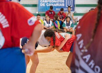 La lucha canaria y el balonmano reúnen a cerca de 300 jóvenes en los Campeonatos de Canarias en Edad Escolar
