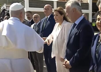 La presidenta del Parlamento de Canarias, Astrid Pérez, saluda a Su Santidad, el Papa León XIV, a su llegada a Gran Canaria