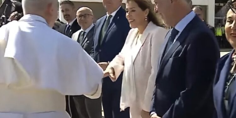 La presidenta del Parlamento de Canarias, Astrid Pérez, saluda a Su Santidad, el Papa León XIV, a su llegada a Gran Canaria