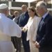 La presidenta del Parlamento de Canarias, Astrid Pérez, saluda a Su Santidad, el Papa León XIV, a su llegada a Gran Canaria