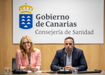 Sanidad presenta un plan de mejoras salariales y de organización para los médicos del Servicio Canario de la Salud