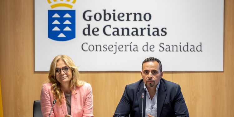 Sanidad presenta un plan de mejoras salariales y de organización para los médicos del Servicio Canario de la Salud