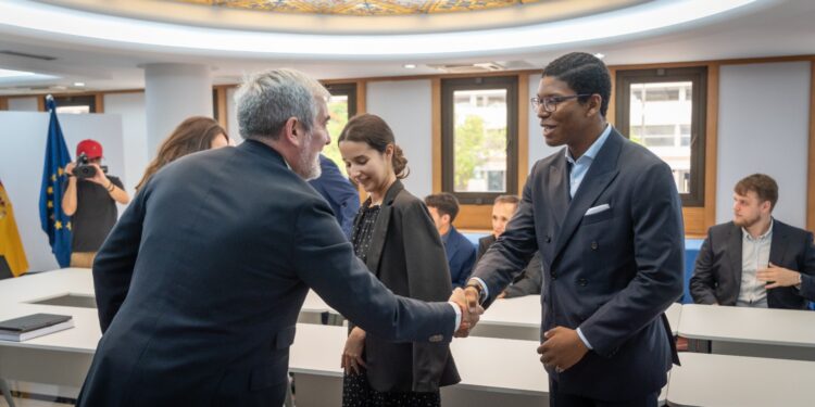 Fernando Clavijo reconoce el talento de los ganadores y finalistas de la Liga de Debate de la ULPGC