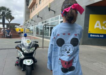 Los pacientes pediátricos del Hospital de La Candelaria reciben la visita de efectivos de la Guardia Civil