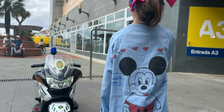 Los pacientes pediátricos del Hospital de La Candelaria reciben la visita de efectivos de la Guardia Civil