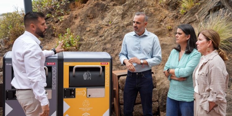 Turismo impulsa la gestión eficiente de los residuos con la instalación de papeleras inteligentes en Canarias
