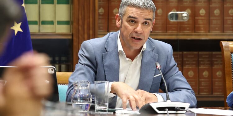 Quintero anuncia el encargo de un estudio para revisar la veda al marisqueo en el noroeste de El Hierro