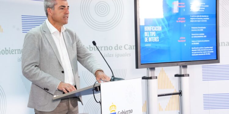 Los autónomos ya pueden pedir las ayudas para la primera contratación indefinida de personas de 52 años o más