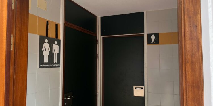 El Hospital Universitario de La Palma adapta un aseo para personas ostomizadas