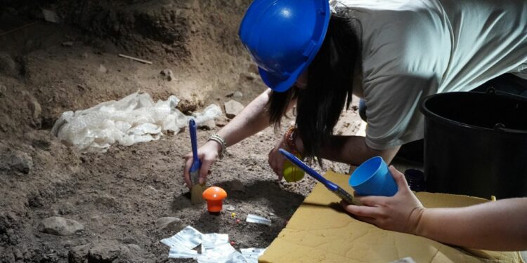 La investigación en la Cueva de Los Cabezazos se amplía a otras cavidades del Barranco de Agua de Dios