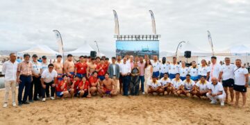 Canarias y la República de Corea hermanan sus luchas tradicionales sobre la arena de la playa de Las Canteras