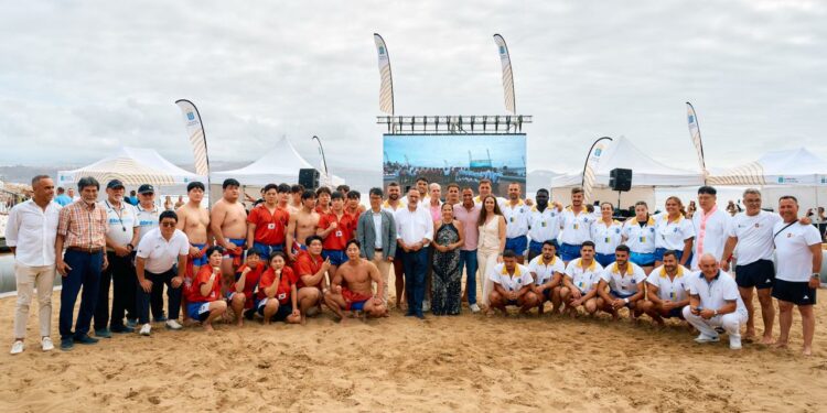Canarias y la República de Corea hermanan sus luchas tradicionales sobre la arena de la playa de Las Canteras