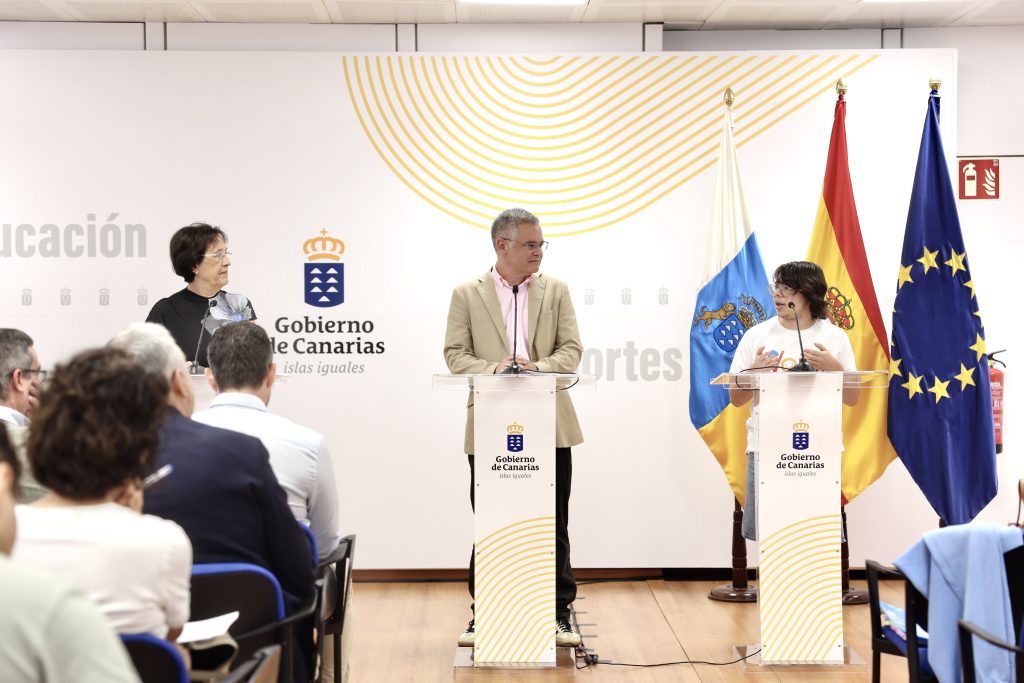 foto-educacion-y-unicef-presentan-la-primera-radiografia-del-bienestar-digital-de-la-infancia-y-la-adolescencia-en-canarias-1-1024x683-1