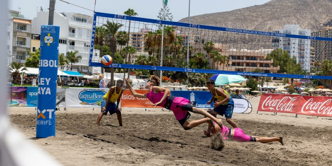 El vóley playa en edad escolar toma la playa de Las Canteras en busca de los títulos autonómicos