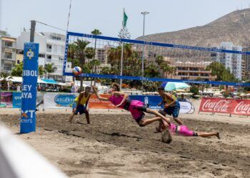 El vóley playa en edad escolar toma la playa de Las Canteras en busca de los títulos autonómicos