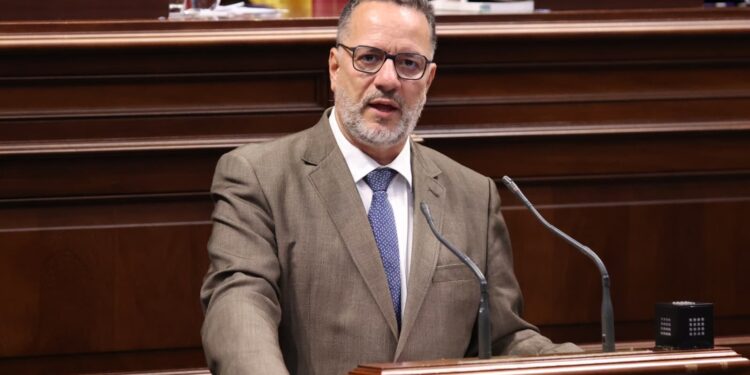 Poli Suárez: «La nueva ley reconocerá la diversidad como una fortaleza de la escuela canaria»