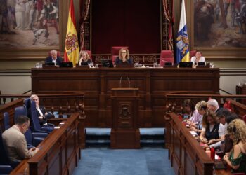 Un momento durante la lectura de la declaración institucional