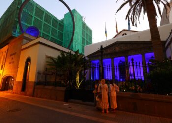 Fachada del Parlamento de Canarias iluminada de color azul