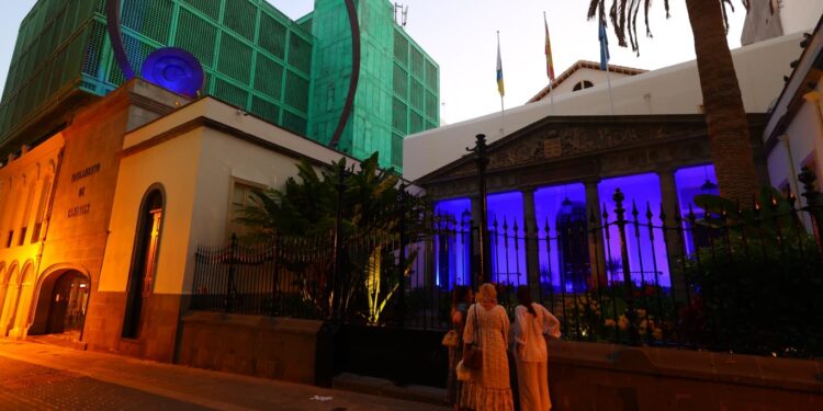 Fachada del Parlamento de Canarias iluminada de color azul