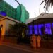 Fachada del Parlamento de Canarias iluminada de color azul