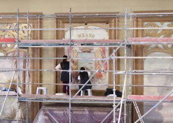Trabajos de restauración del óleo oculto en el hemiciclo parlamentario