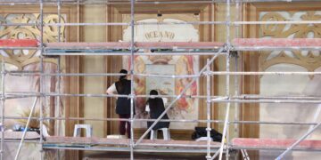 Trabajos de restauración del óleo oculto en el hemiciclo parlamentario