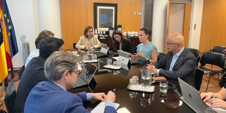 Turismo traslada a Bruselas su estrategia de sostenibilidad turística y conectividad