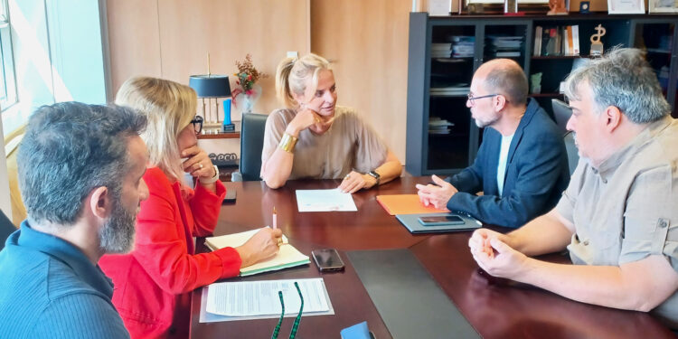 Esther Monzón mantiene un encuentro de trabajo con la Sociedad Canaria de Medicina Familiar y Comunitaria