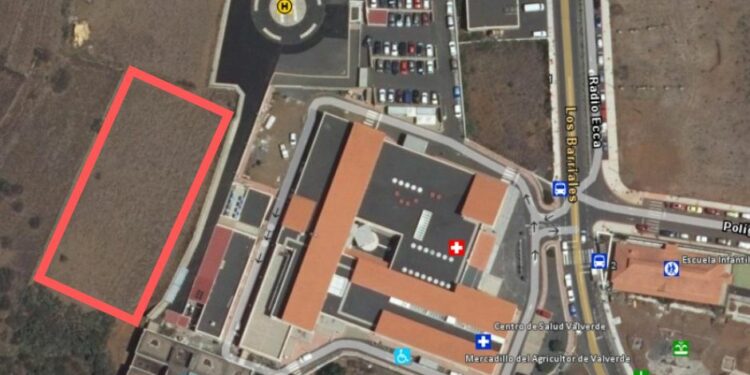 Sanidad adquiere un solar anexo al Hospital Nuestra Señora de los Reyes para crear nuevas plazas de aparcamiento