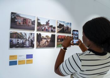 Casi 2.000 personas visitaron TRAVESÍAS, la exposición que da voz a los menores migrantes