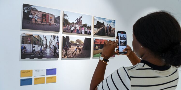 Casi 2.000 personas visitaron TRAVESÍAS, la exposición que da voz a los menores migrantes