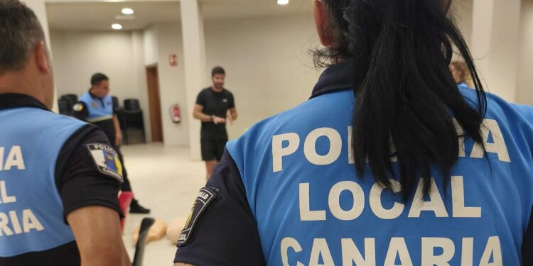 La ESSSCAN forma a policías locales y voluntarios de Protección Civil en el uso de desfibriladores semiautomáticos
