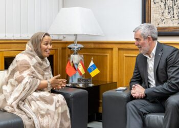 El presidente de Canarias despide a la cónsul de Marruecos Fátiha El Kamouri
