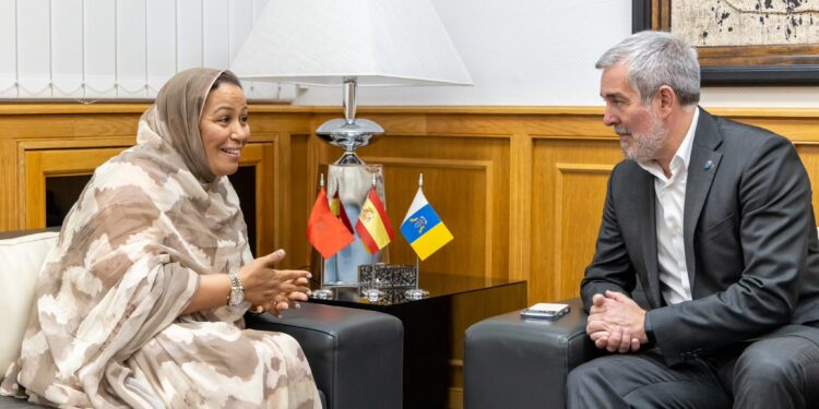 El presidente de Canarias despide a la cónsul de Marruecos Fátiha El Kamouri