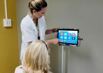 El Hospital Insular de Gran Canaria incorpora un lector ocular para mejorar la comunicación con pacientes